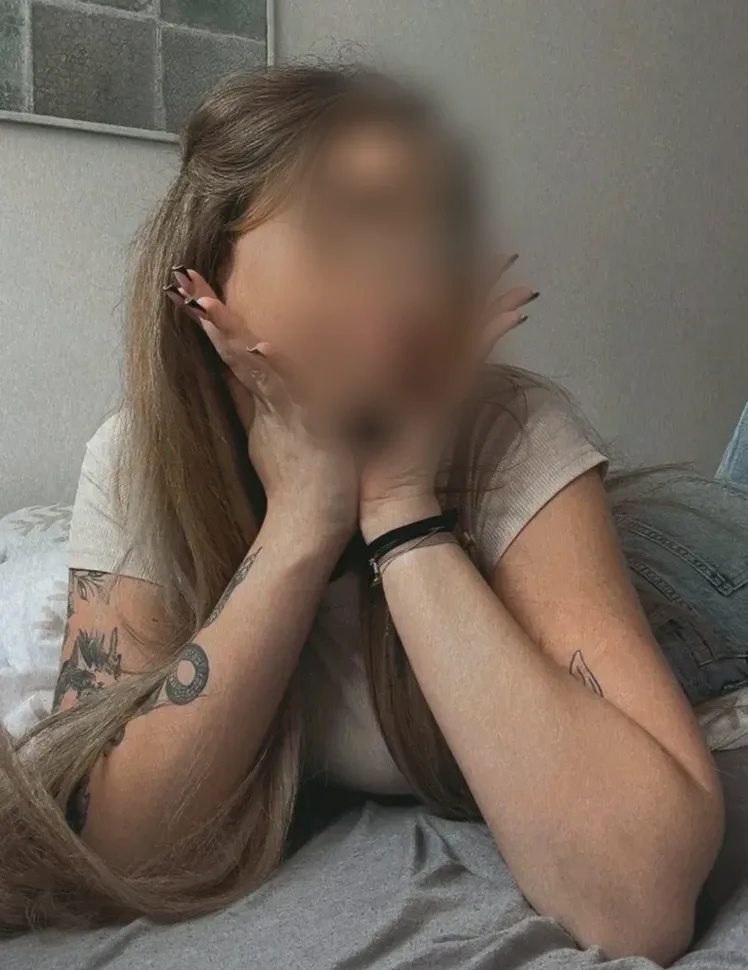 Bouchra, 21