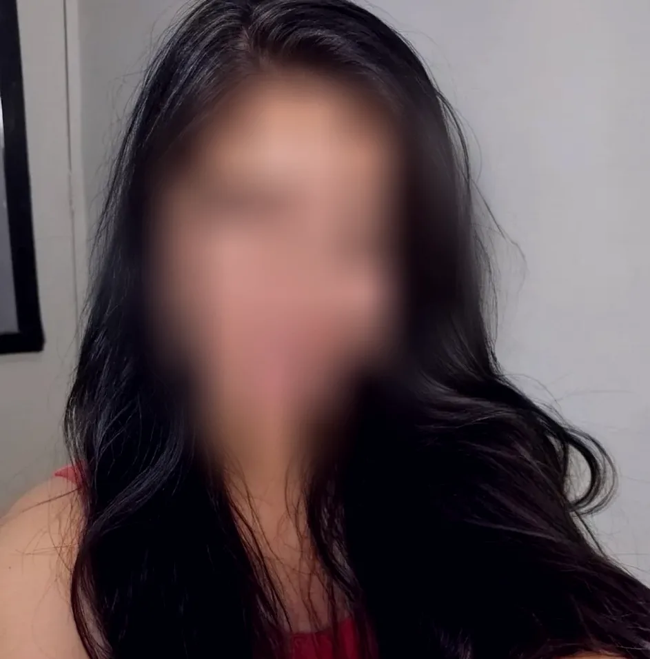 Bouchra, 21