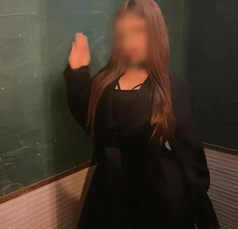 Monique, 18